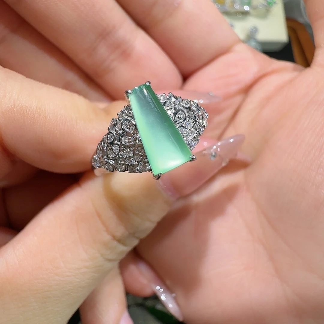 【闪购商品】18K金镶嵌戒指翡翠