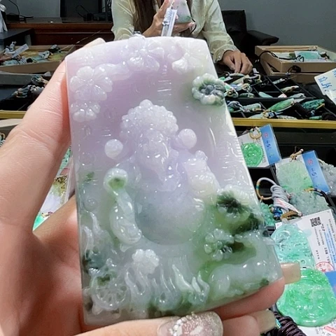 翡翠未镶嵌颈饰一个