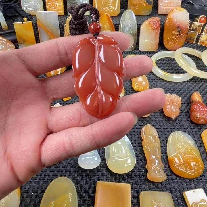 石英质玉（黄龙玉）未镶嵌颈饰