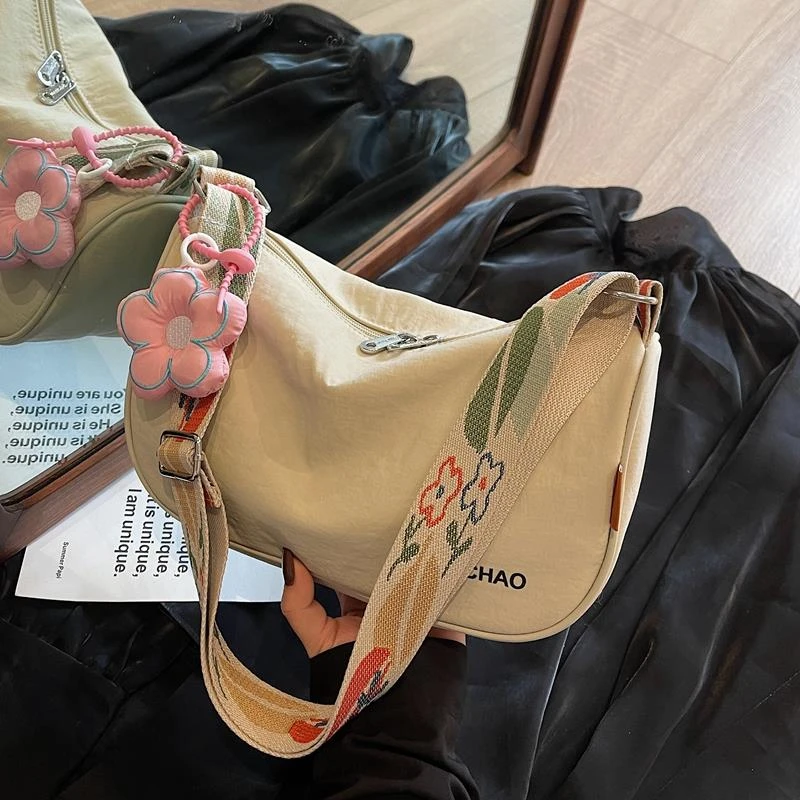 轻便尼龙布包包女2025新款休闲单肩枕头包夏季学生通勤宽带斜挎包