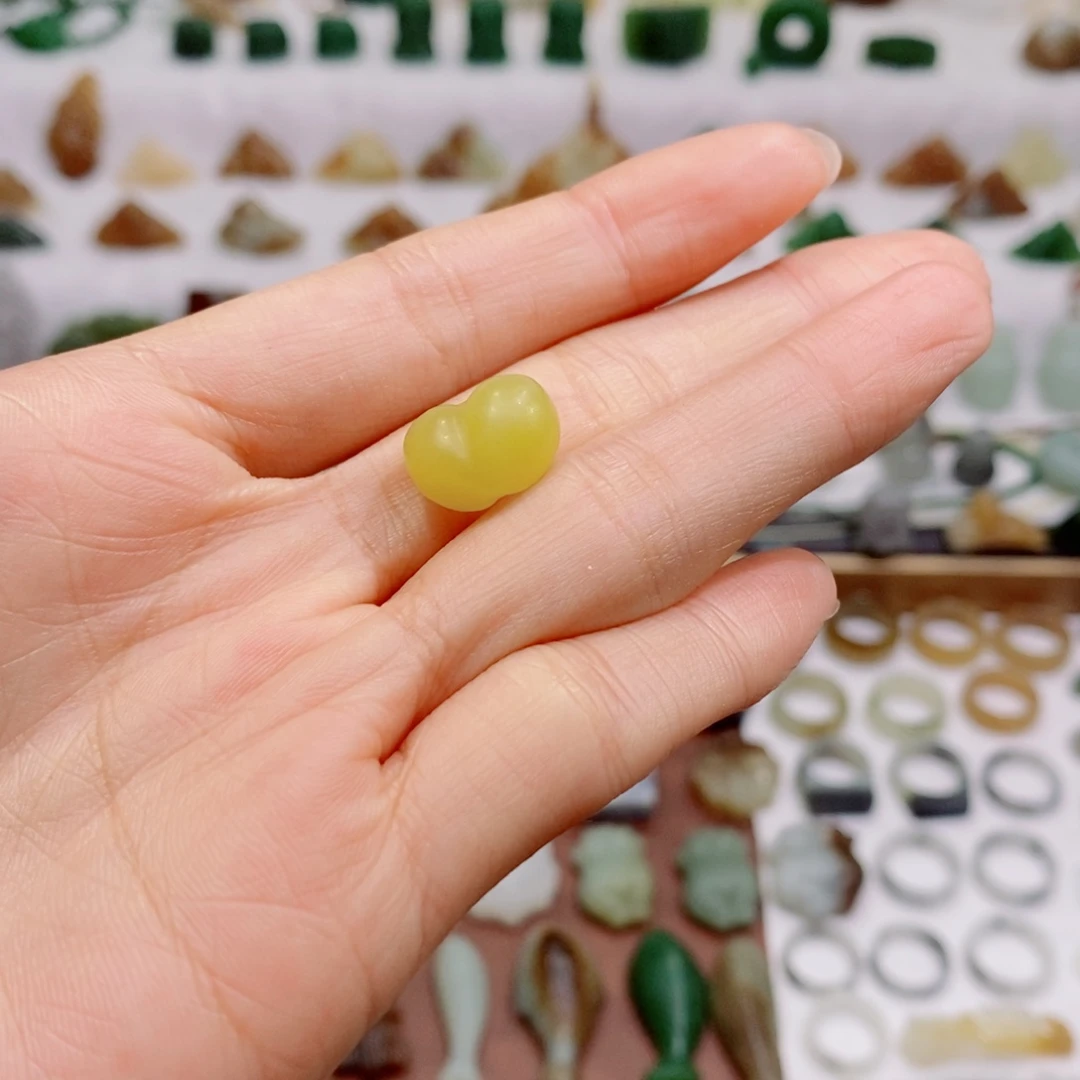 七***月和田玉未镶嵌颈饰