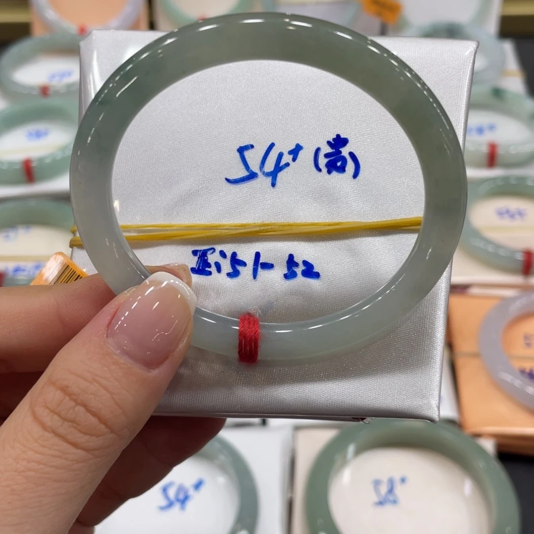 翡翠手镯未镶嵌翡翠