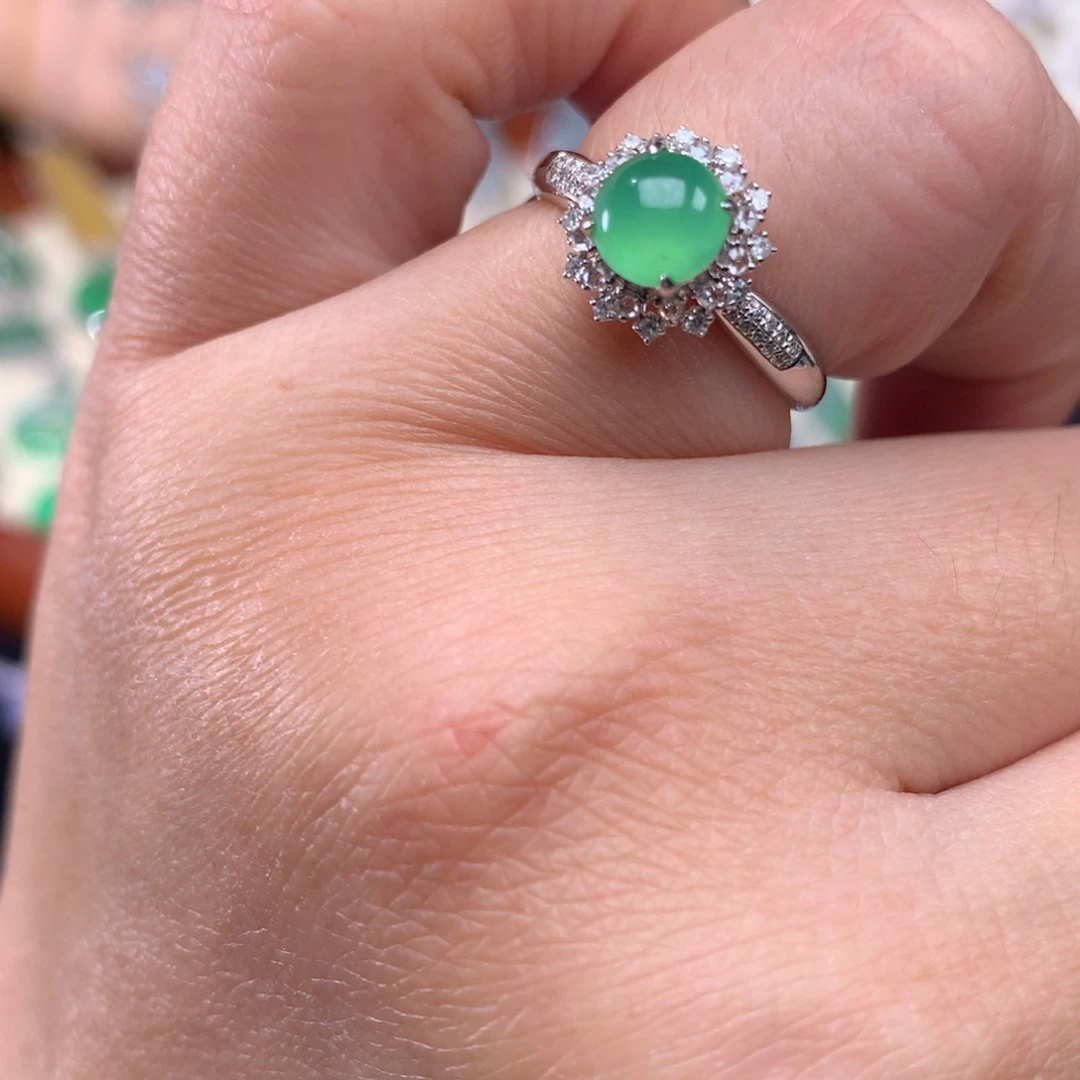 18K金镶嵌戒指翡翠蛋面戒指