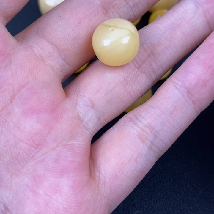 未镶嵌琥珀裸石微瑕59