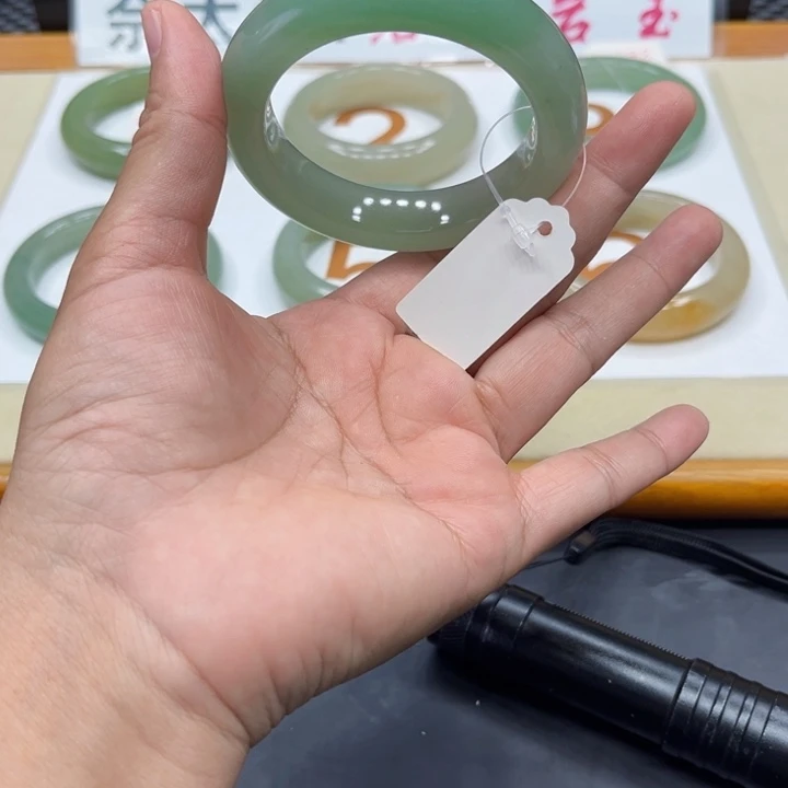 未镶嵌手镯石英质玉家**女