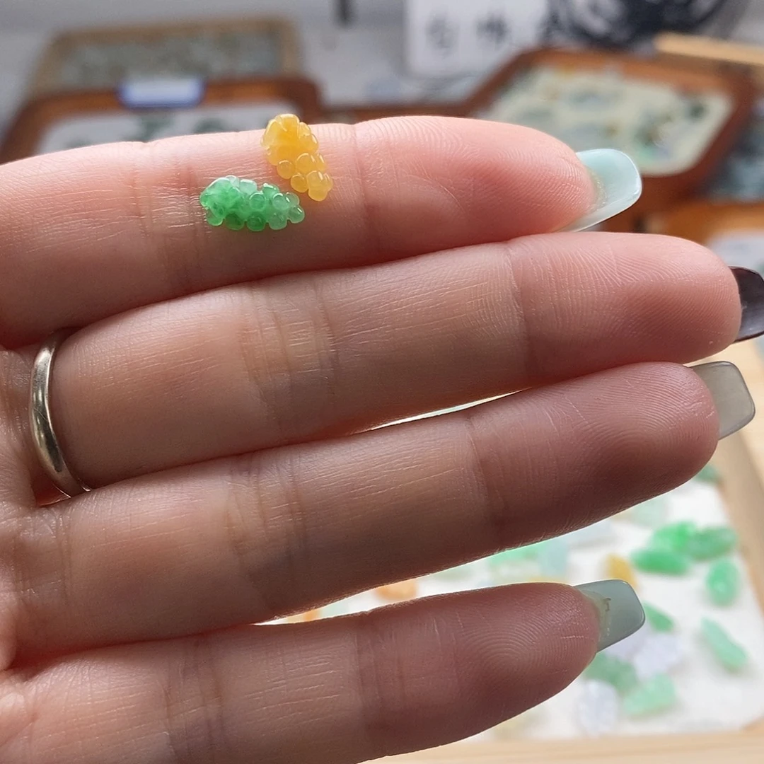 翡翠颈饰未镶嵌华****）葡萄2个