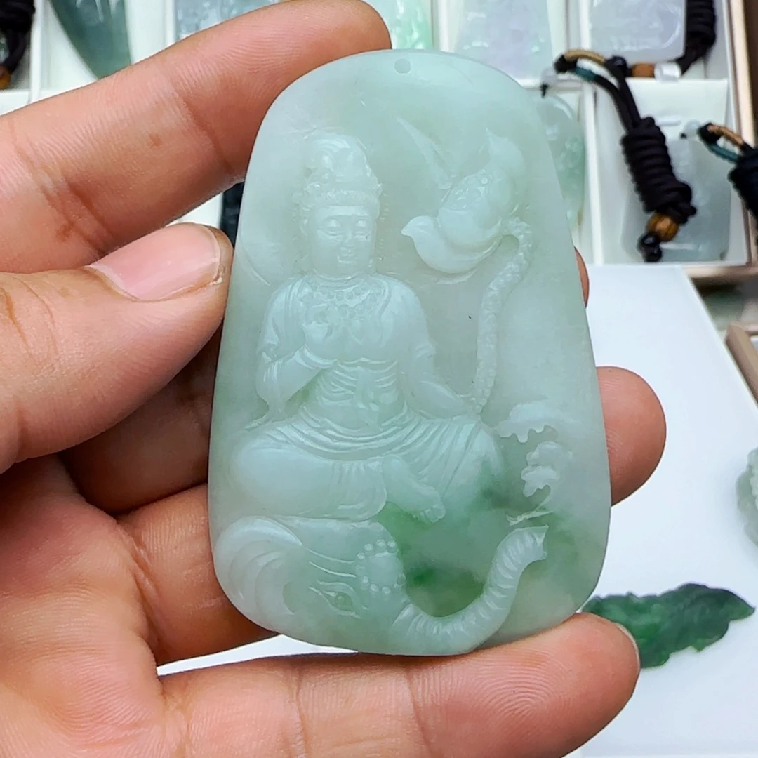 翡翠颈饰未镶嵌孔**道，