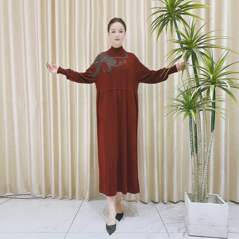 9819酒红钉珠锆钻设计款羊毛气质秋冬长款轻奢针织连衣裙时尚复古