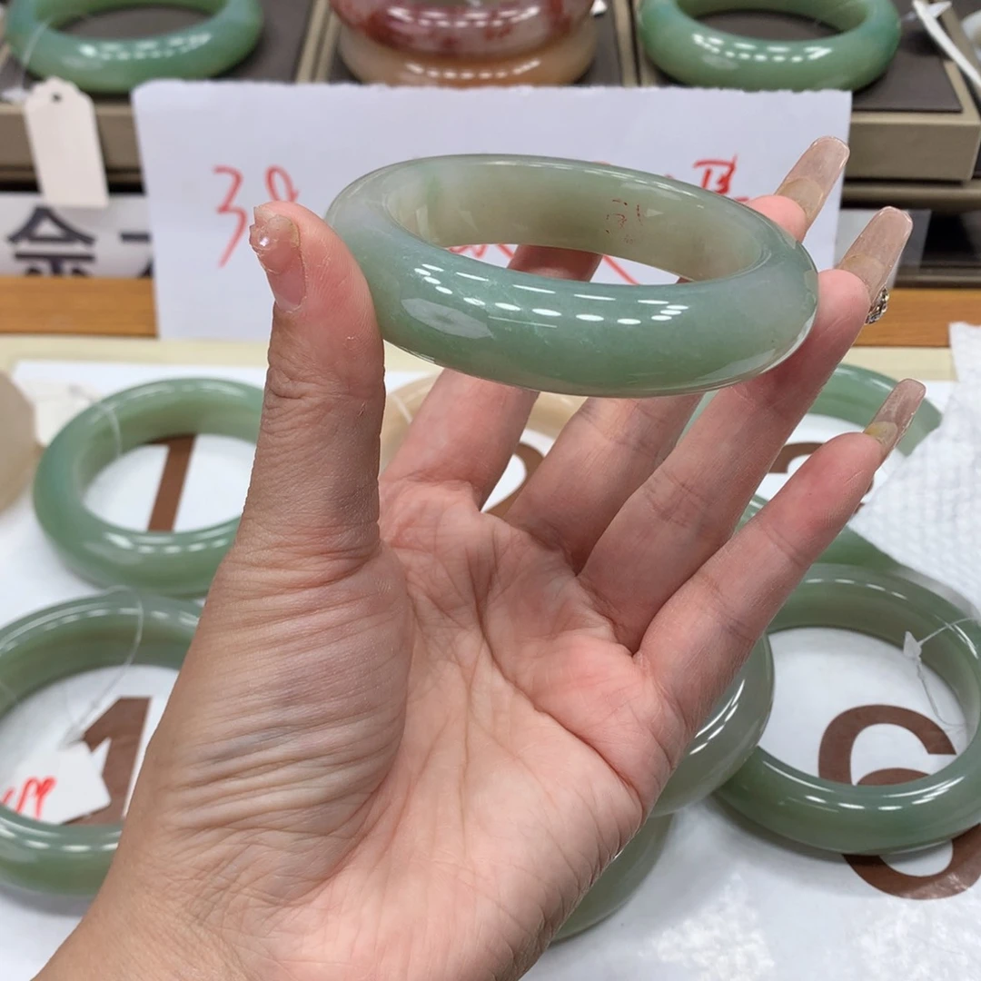 石英质玉手镯未镶嵌睡****?