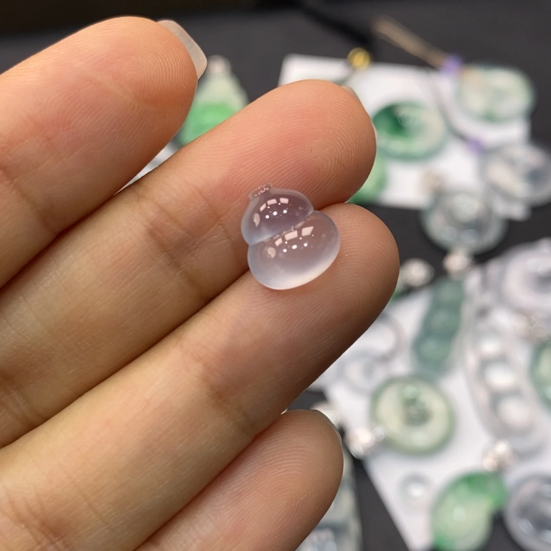 翡翠未镶嵌颈饰葫芦