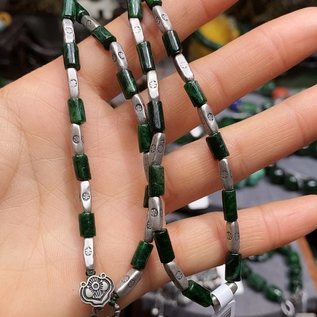 颈饰未镶嵌翡翠漂亮美眉