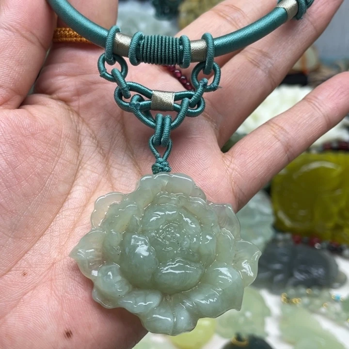 蛇纹石玉未镶嵌颈饰