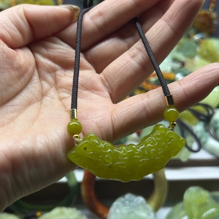 蛇纹石玉未镶嵌颈饰