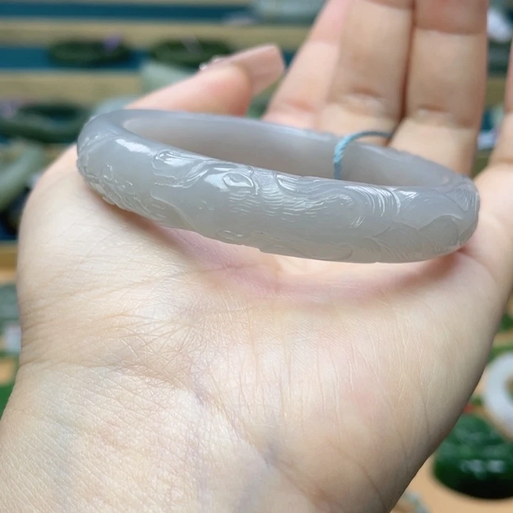 和田玉手镯55+圈口。编号73未镶嵌少*