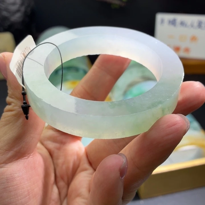 定制翡翠未镶嵌翡翠手镯