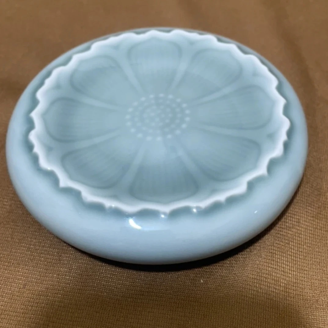 莲花雕刻垫盘（岩灰）