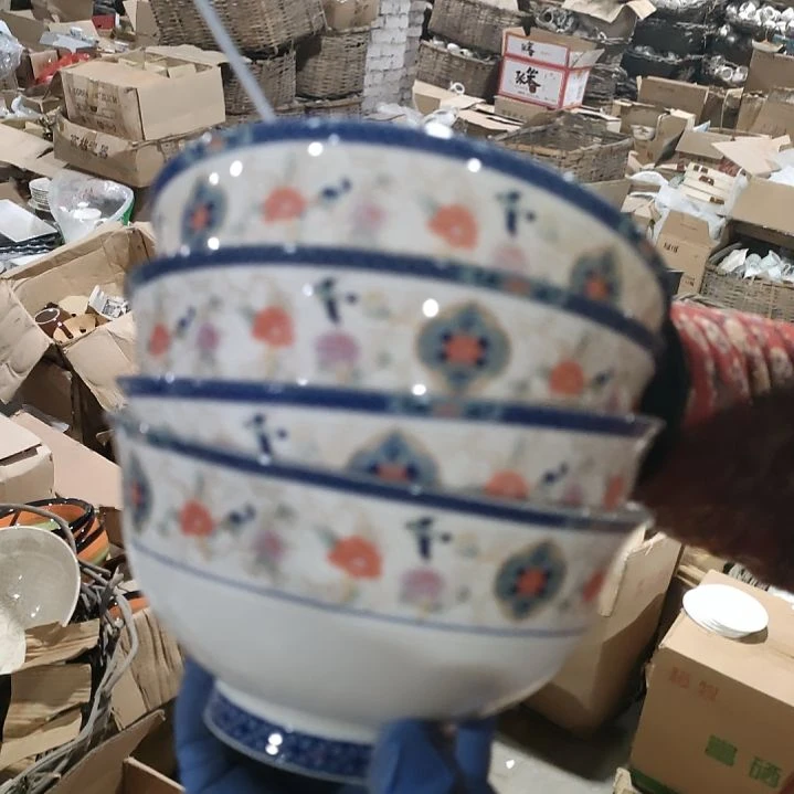 摆件盘子碗茶壶啥都有