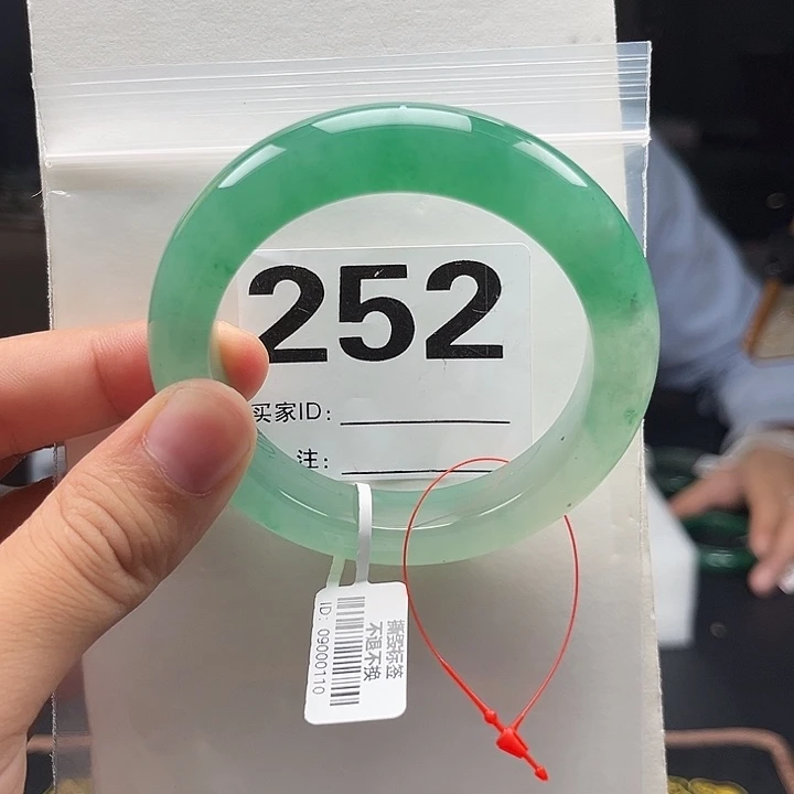 石英质玉（非洲翠）手镯未镶嵌252圈口57