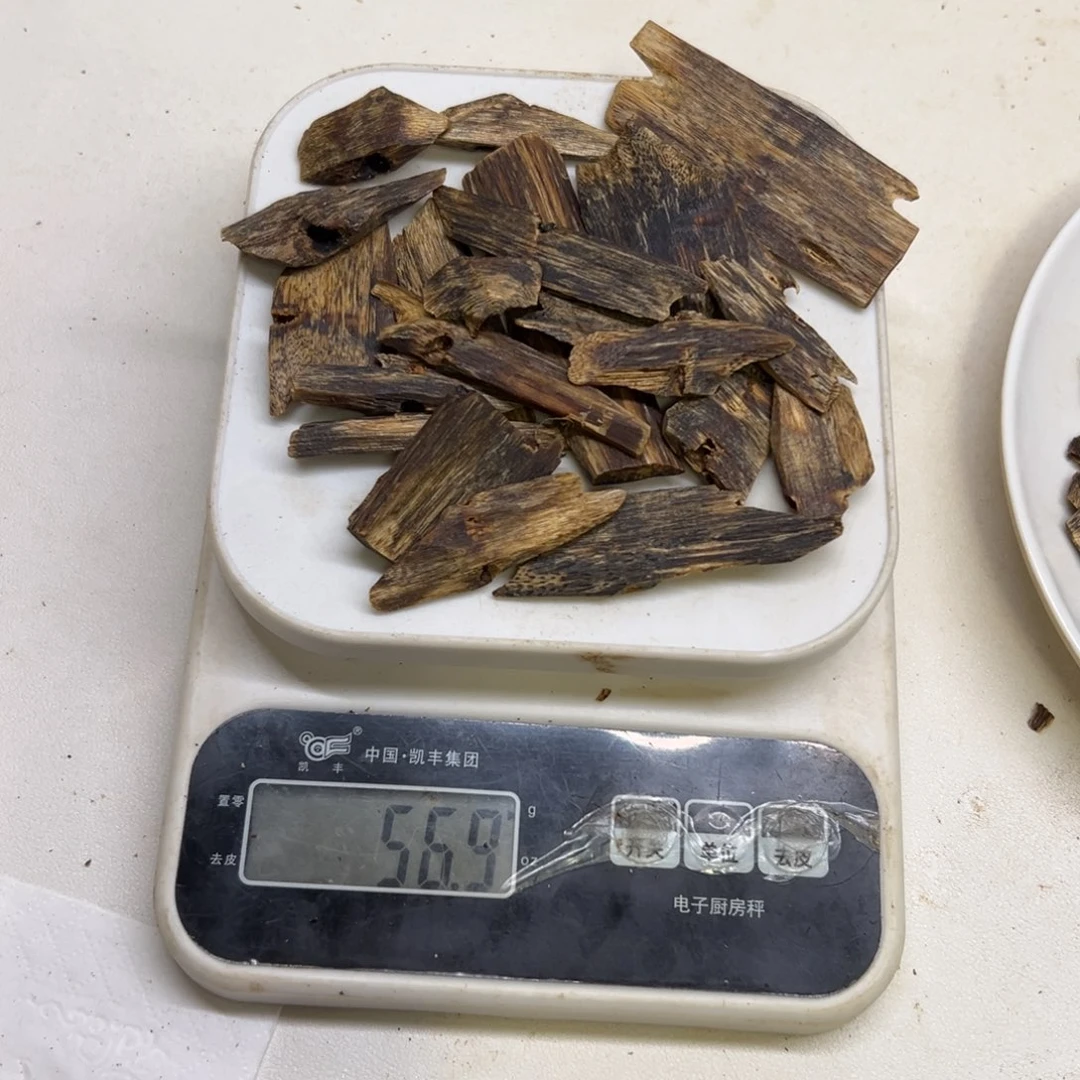 文***宇沉香沉香碎屑老白棋高油块料56克