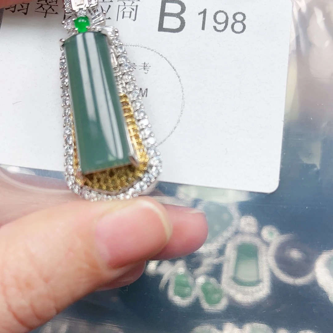 翡翠颈饰未镶嵌翡翠198