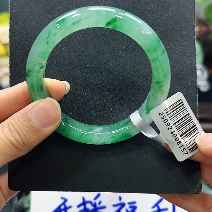 ****石英质玉（非洲翠）未镶嵌手镯