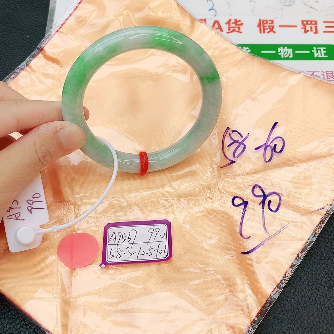 翡翠手镯未镶嵌翡翠