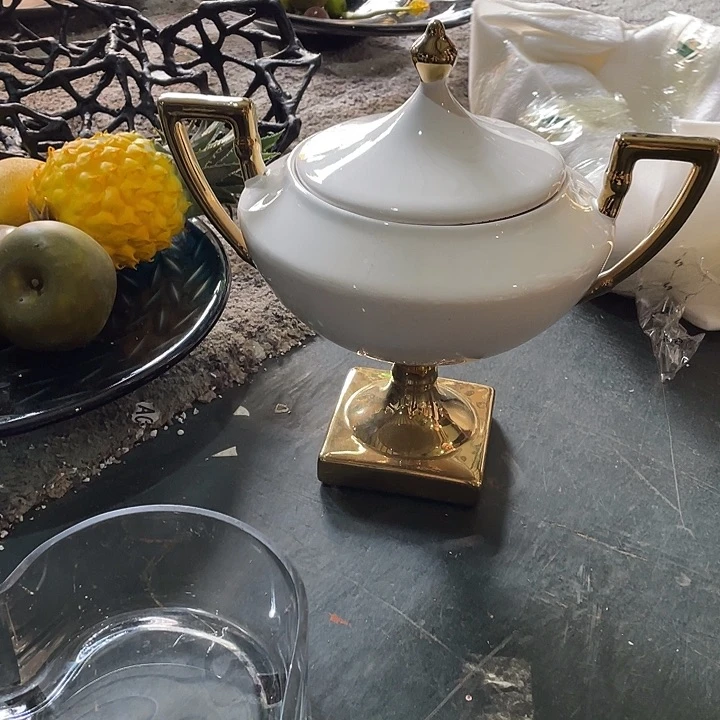 臻*陶瓷花瓶，部分微瑕