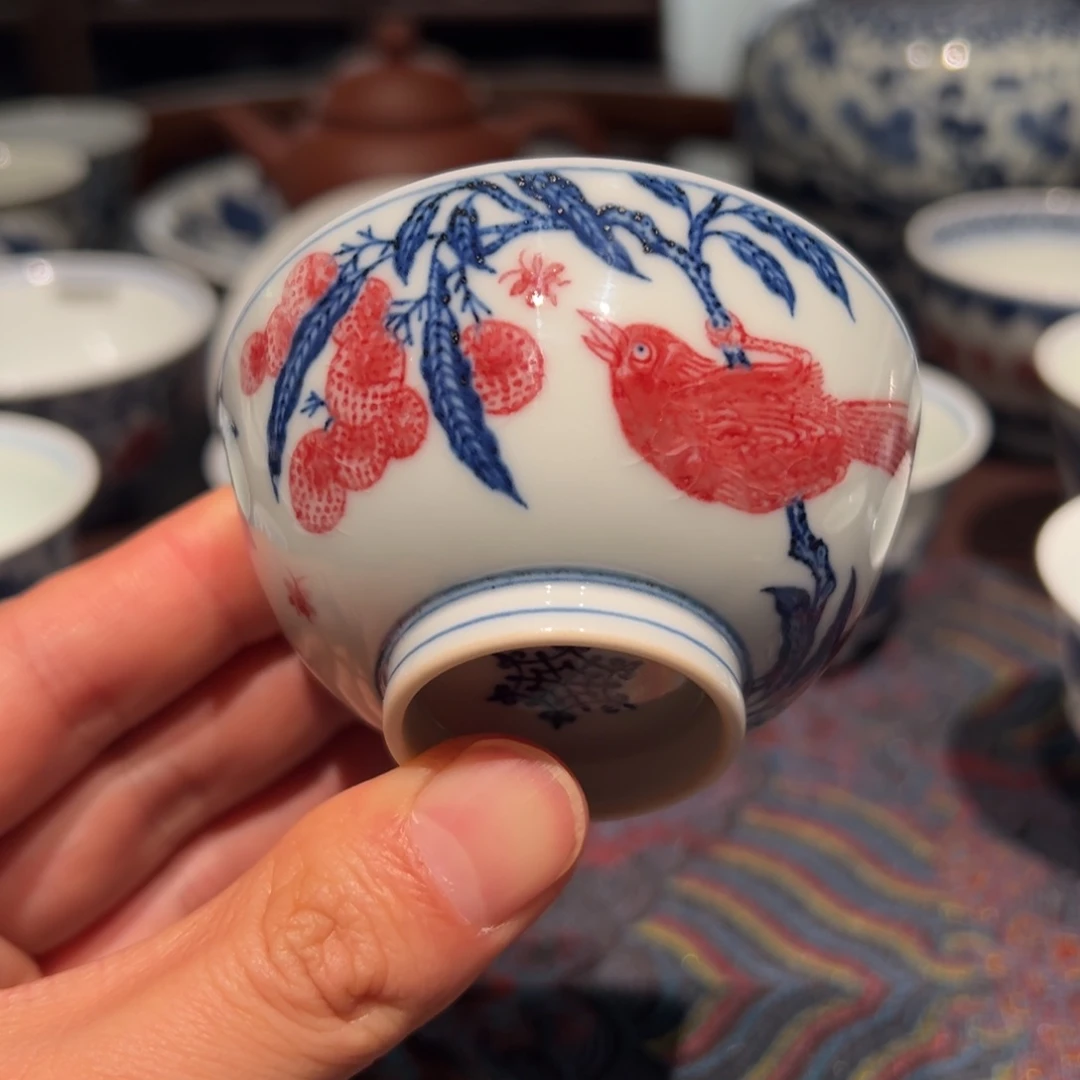 陶精品青花釉里红荔枝绶带鸟主人杯口径约7.5厘米