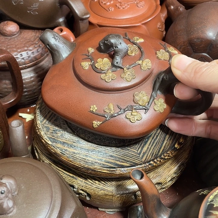 茶壶紫砂原矿泥料手工制作的一把紫砂壶。