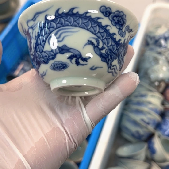 瓷片白青花铠甲龙压手杯主人杯