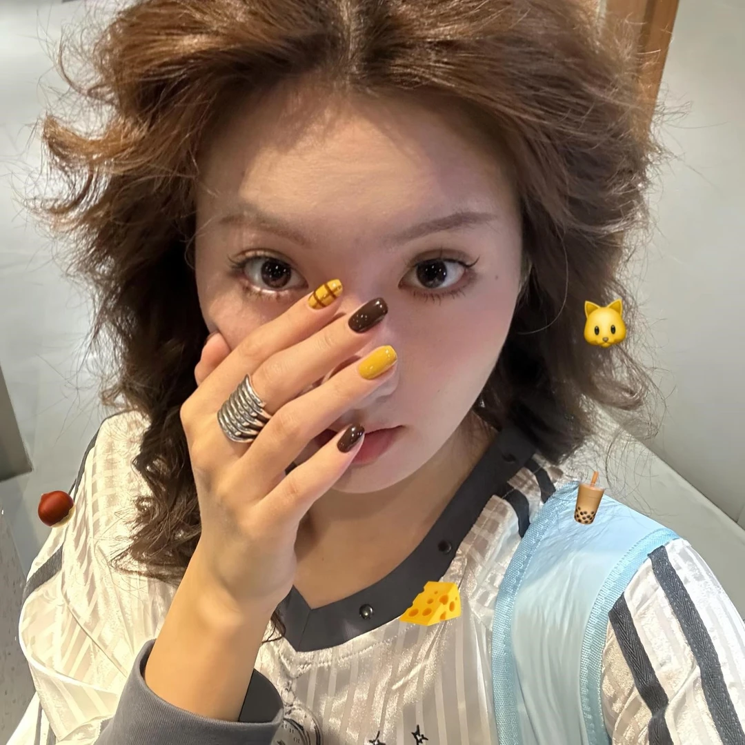 纯手工美拉德色穿戴甲2024年新款秋冬美甲成品高级感指甲贴片短款