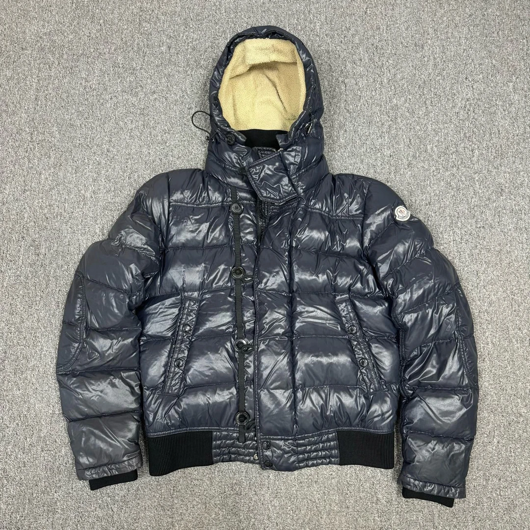 95新 MONCLER 11133451 藏蓝色亮面狼毛羽绒服外套 3码