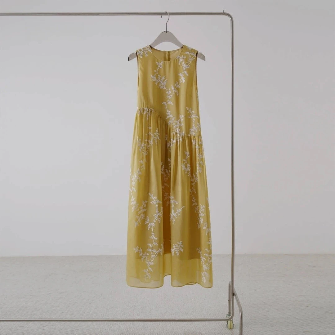 新中式重工刺绣天丝无袖连衣裙女2025夏季通勤宽松不规则背心长裙
