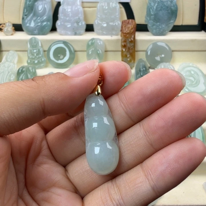 丽***》翡翠未镶嵌颈饰翡翠