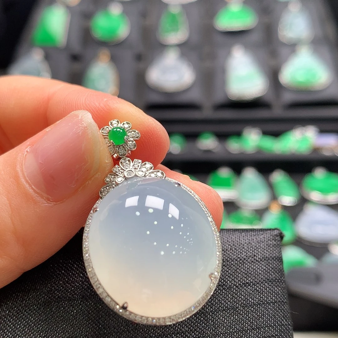 翡翠18K金镶嵌颈饰蛋面