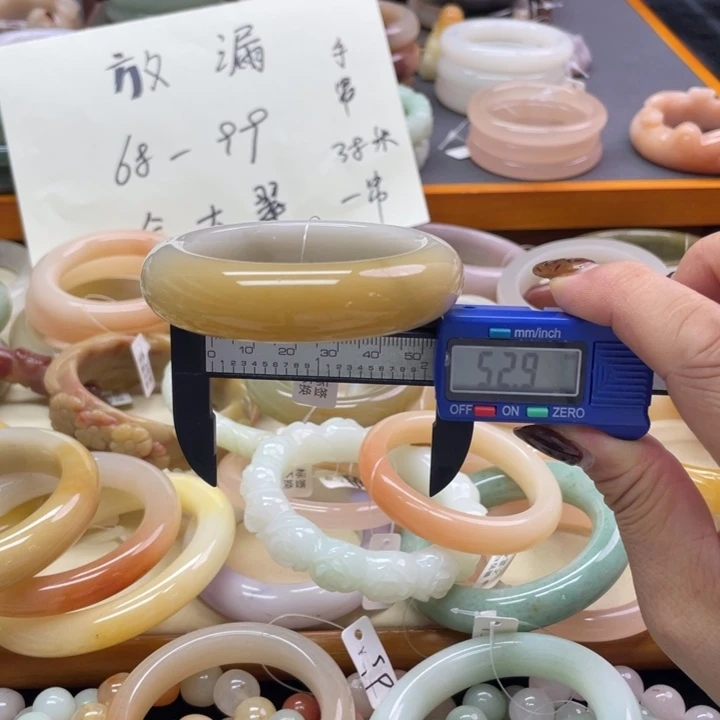 未镶嵌石英岩玉珠宝奇石