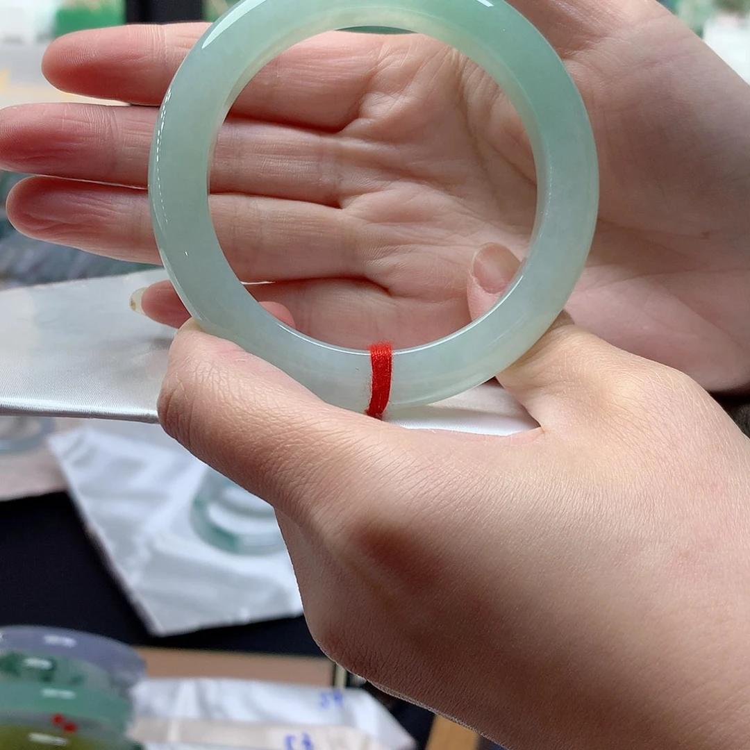 翡翠手镯未镶嵌翡翠