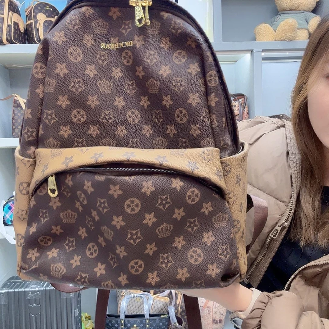 PVC9851梅花咖撞色大号双肩包