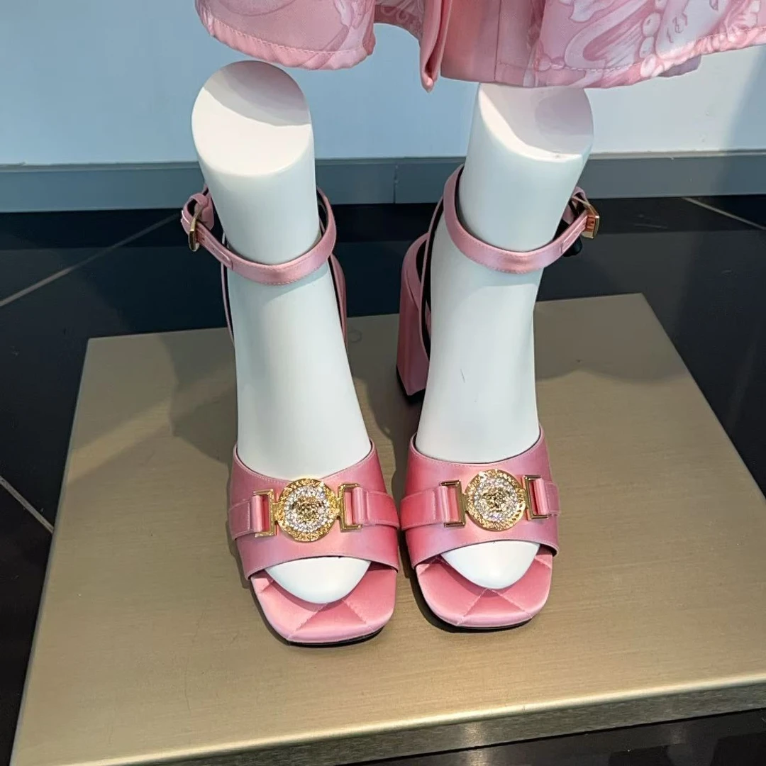 全新未使用 VERSACE/范思哲 女鞋美杜莎金扣缎面高跟凉鞋