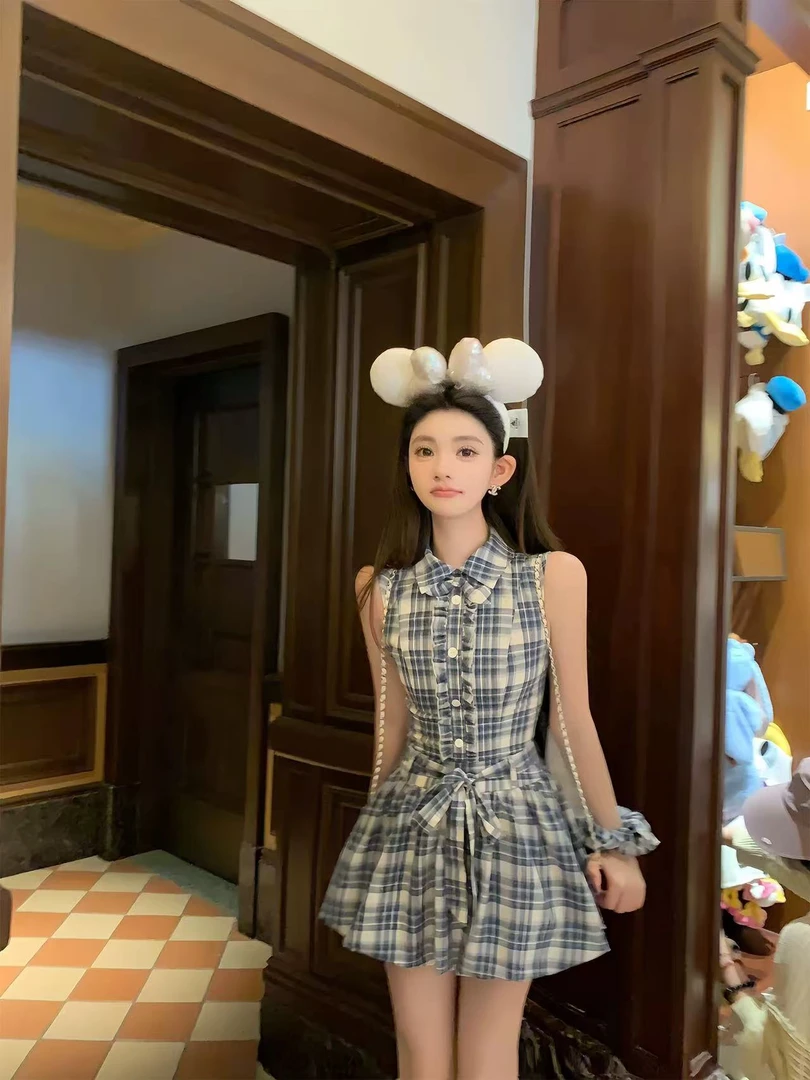 2025夏季新款挂脖翻领收腰格纹连衣裙女设计感显瘦无袖A字短裙女