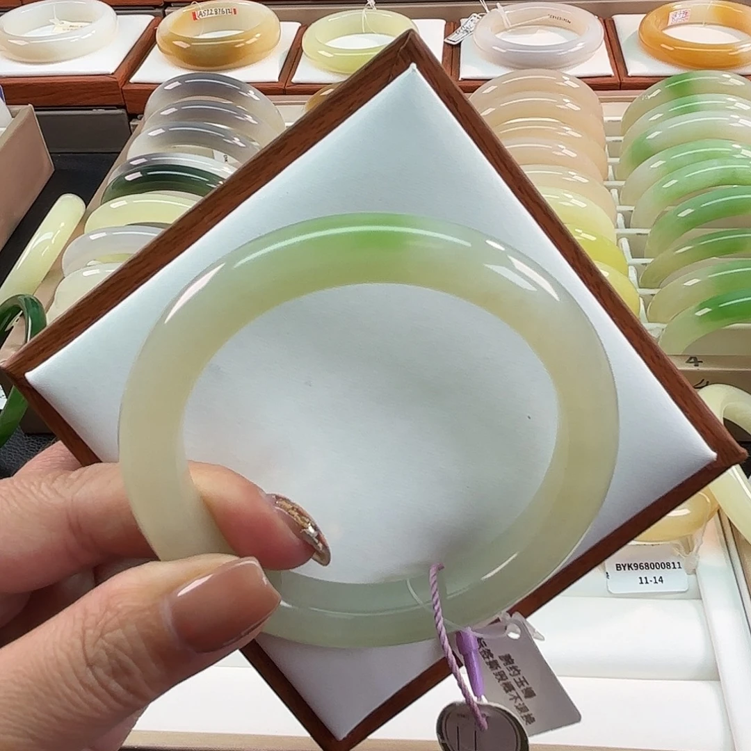 和田玉未镶嵌手镯60点翠