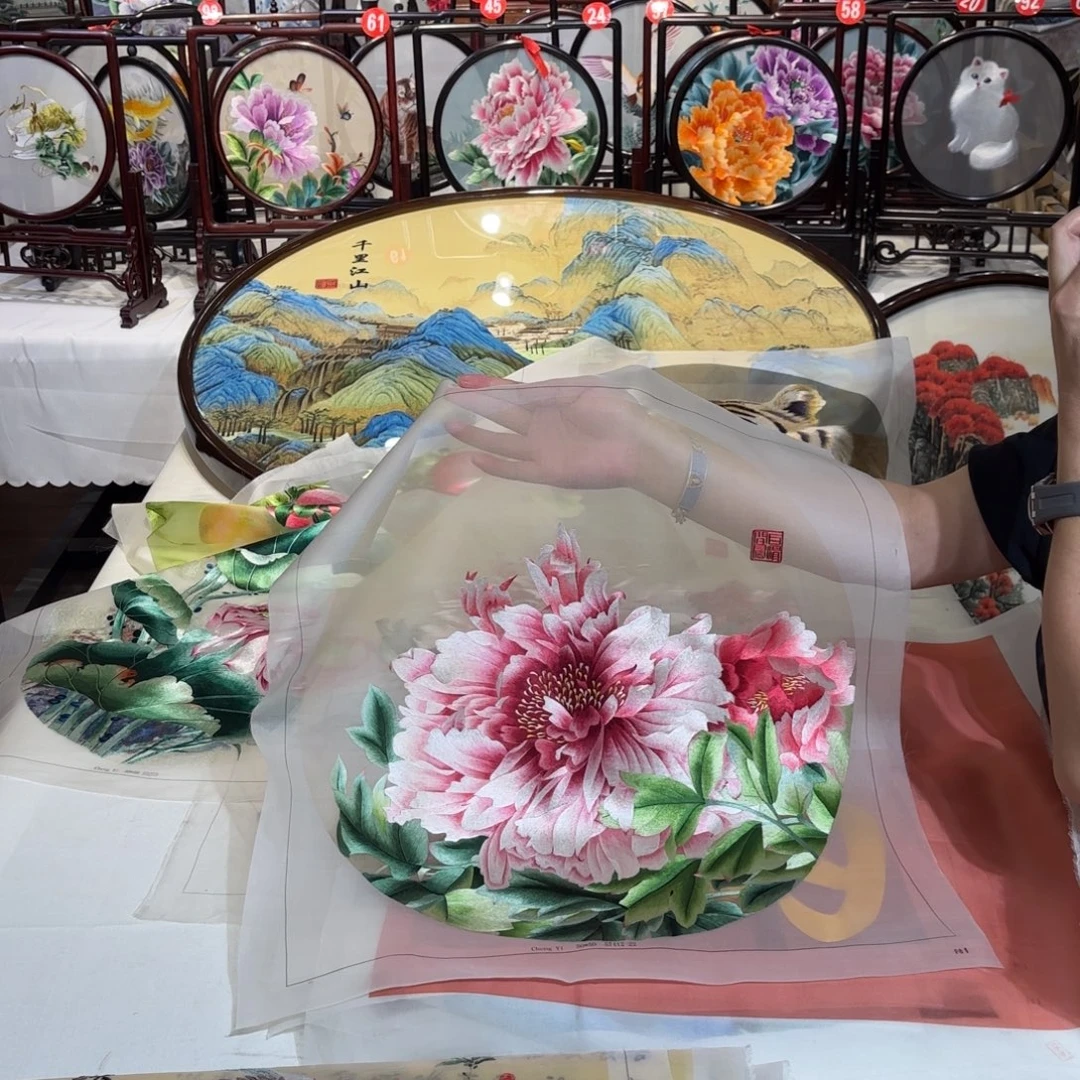 织绣纯手工制作而来的一