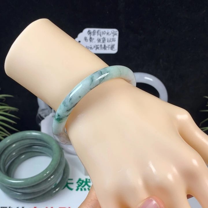翡翠未镶嵌手镯41号。 57圈