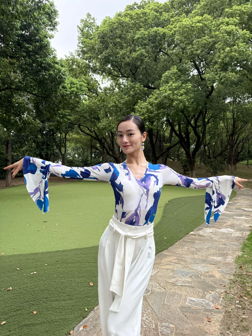 新款长袖蓝白印花四面弹力水晶麻时尚透气个性专业摩登舞服练功服