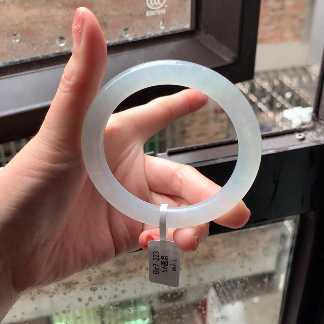 翡翠手镯未镶嵌冰底