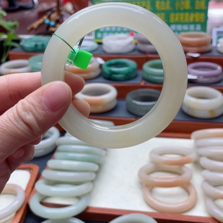 石英质玉手镯未镶嵌沐**影佘太翠手镯