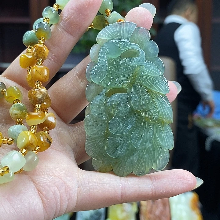 蛇纹石玉未镶嵌颈饰