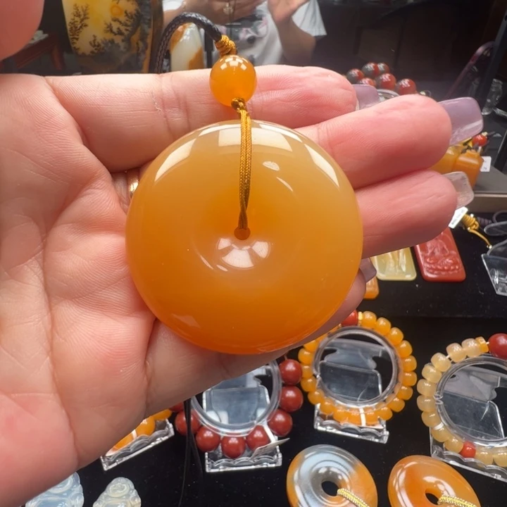 石英质玉（黄龙玉）未镶嵌颈饰