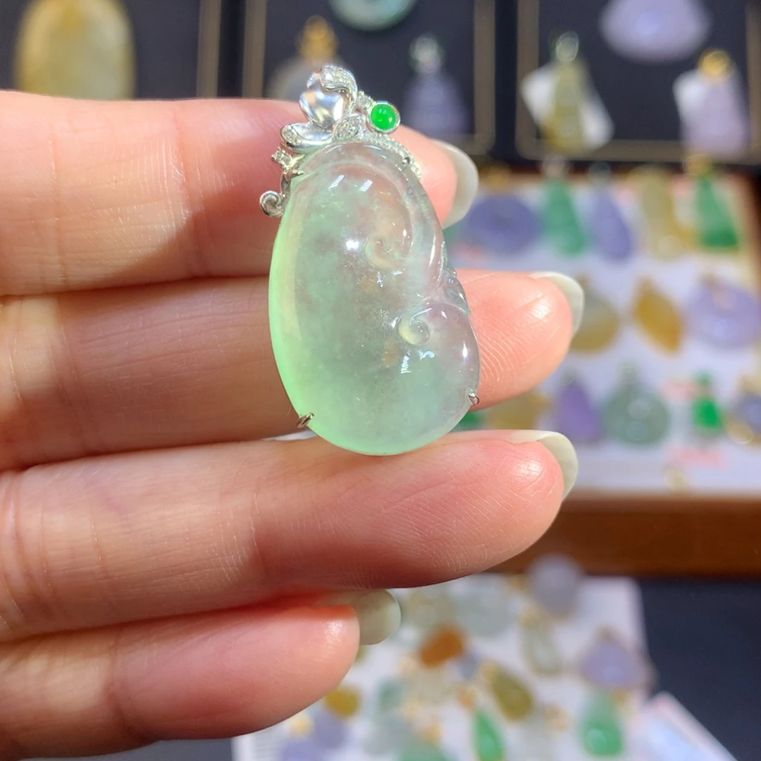 翡翠18K金镶嵌颈饰