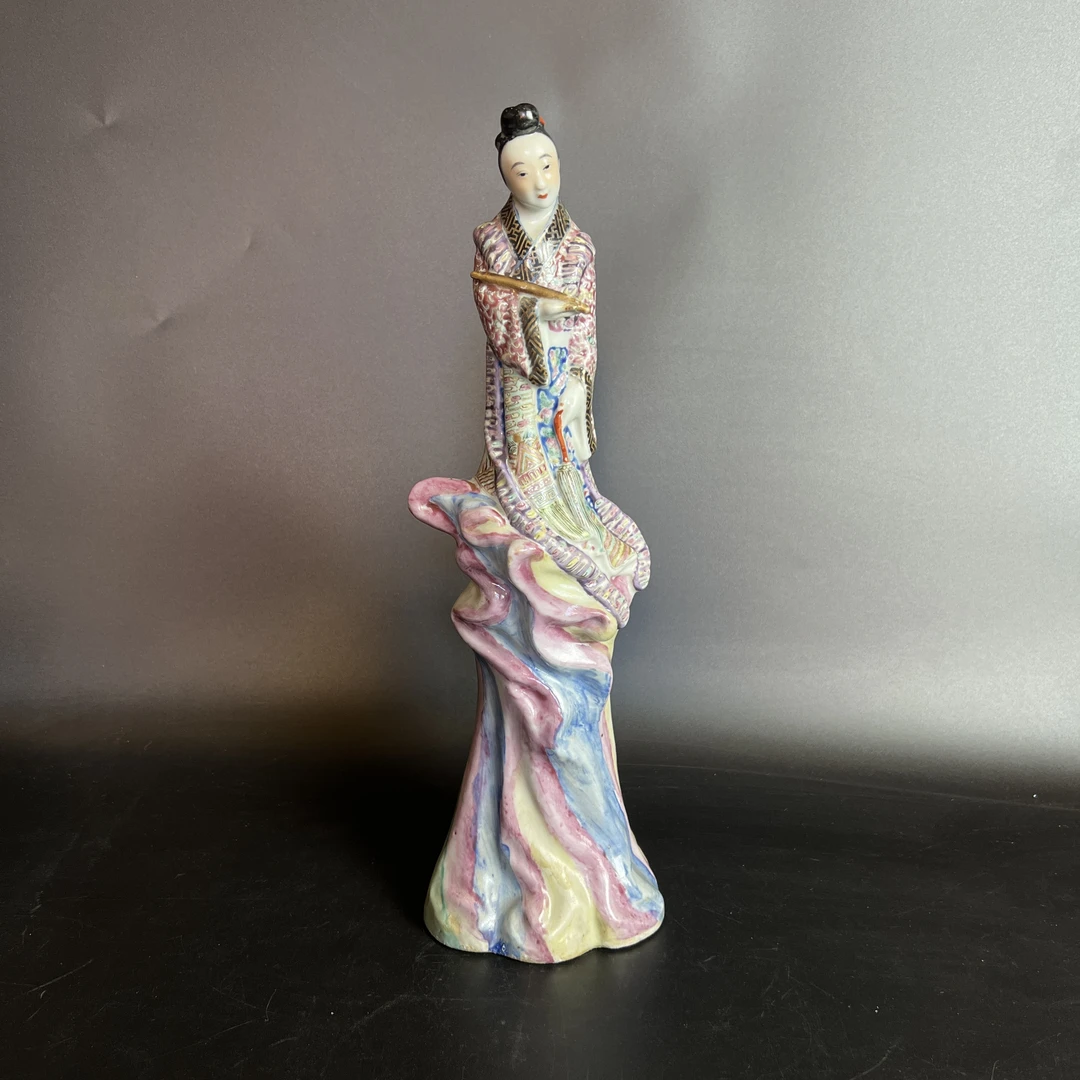 TC 00944 民国 粉彩人物瓷塑摆件